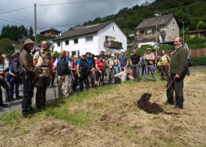 Heidenrods Bürgermeister Volker Diefenbach wanderte ein Stück mit.