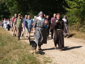 Pilgerwanderer auf dem Rheingauer Klostersteig