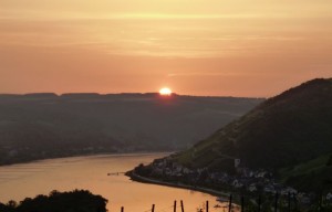 Die Sonne versinkt hinter dem Hunsrück