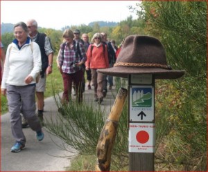 Unterwegs mit Pilgerstab und -hut.